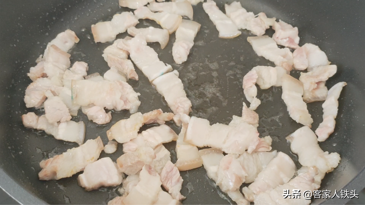 客家人愛吃的油豆腐，加1個香芋一起做，鹹香粉糯，咬一口滿嘴香