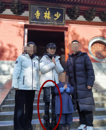 52岁张敏现身少林寺，最美星女郎如今瘦成骷髅，素颜出镜大变样