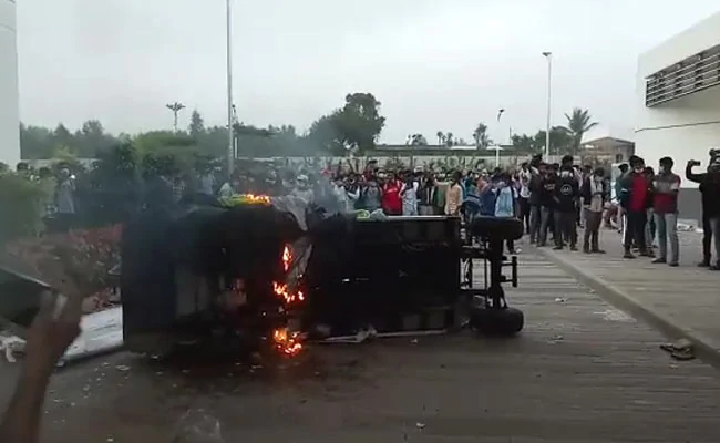 印度iPhone工厂暴乱！工人打砸抢，摧毁制造设备，甚至放火