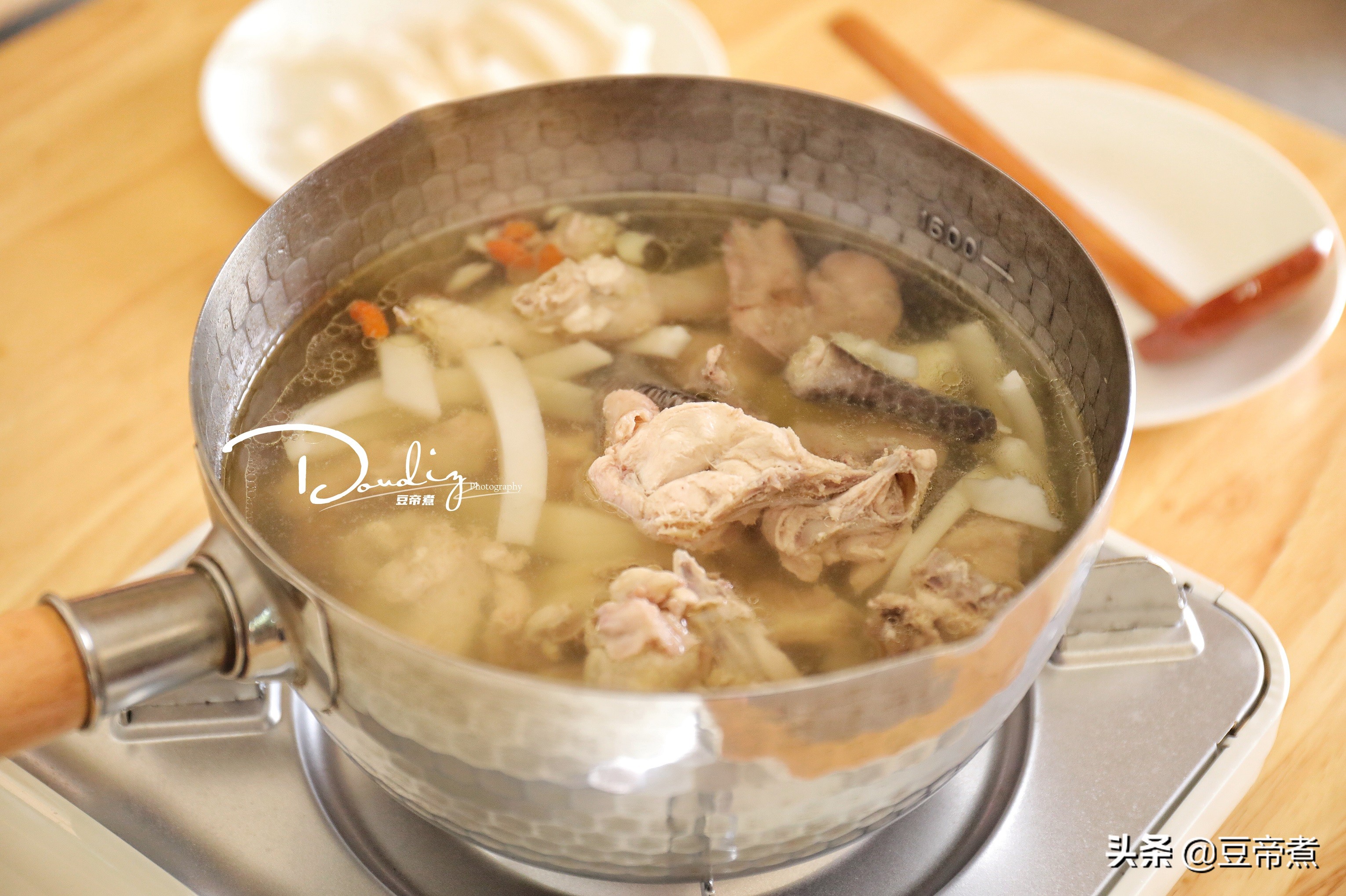 跟着海南厨友做鸡汤，汤清肉嫩好好吃，诀窍在于此两种水果上