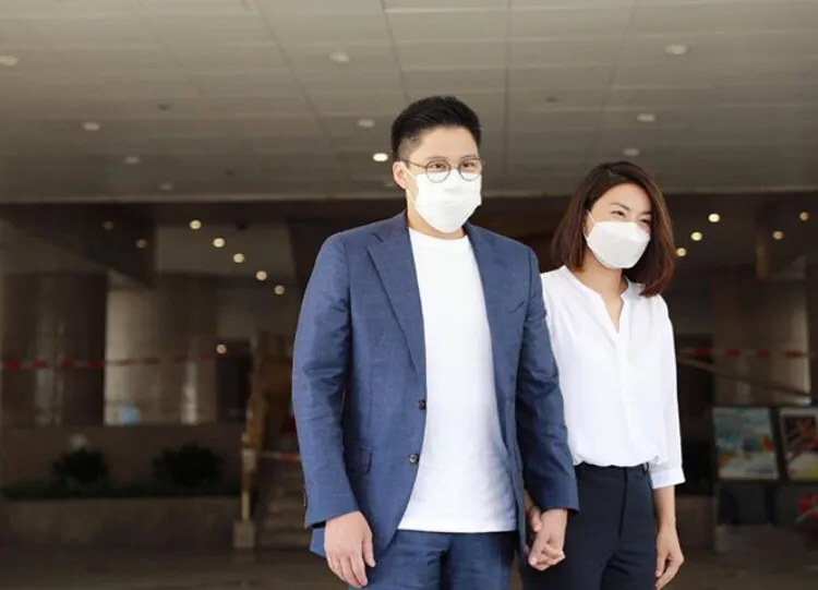 霍启刚抱6岁儿子看画展，父子互动超有爱，一个细节太接地气