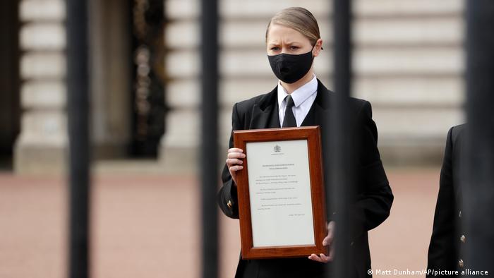 哈里梅根或回英国参加爷爷葬礼，民众：骂完王