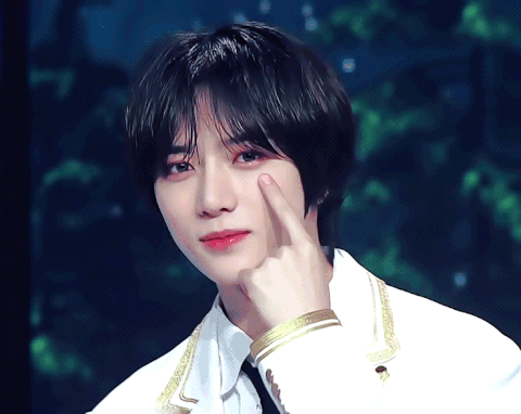 感觉在演艺界也不是很常见长相类型的男团爱豆