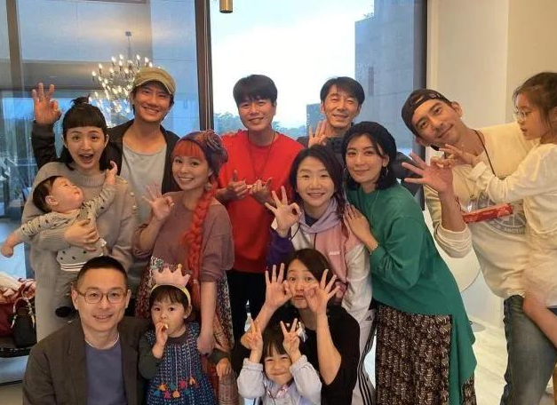 賈靜雯夫婦和林依晨過情人節，林依晨近照變化大，她老公罕見現身