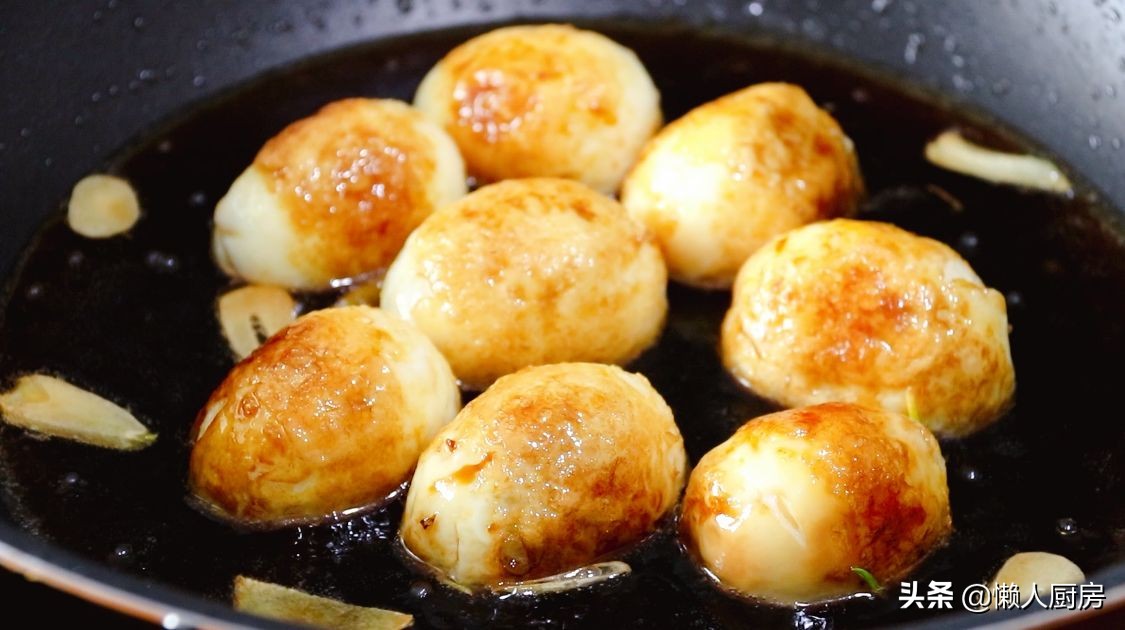 過年吃點不一樣的，用可樂雞翅的做法做雞蛋，酥酥的表皮，超好吃