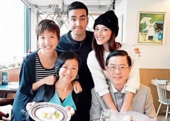 陳凱琳攜鄭嘉穎出席弟弟婚禮，姐弟長相引熱議，曾澄清家族無混血