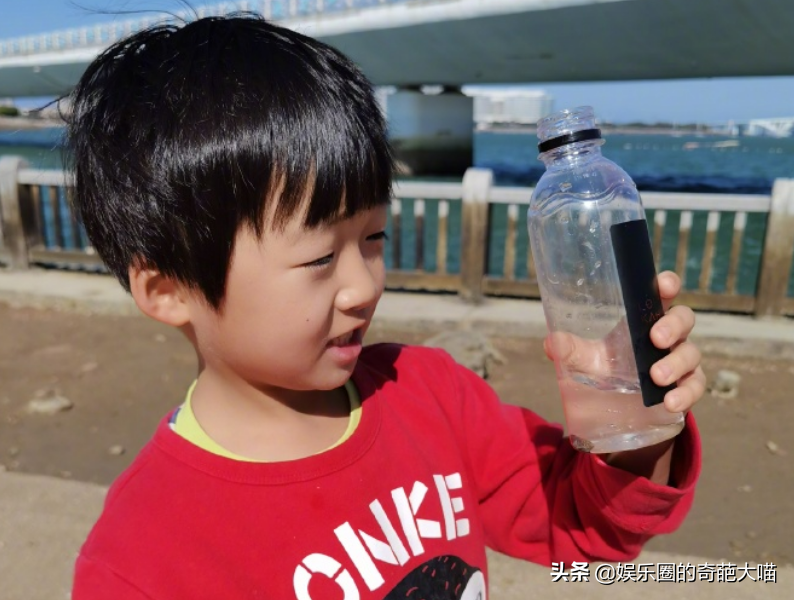 有種“基因”叫鄒明軒的弟弟，專挑父母優點繼承，翻版陳立農