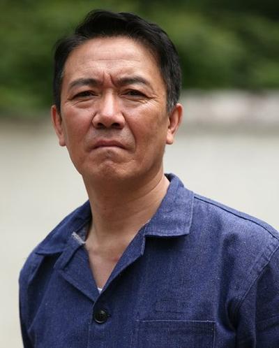 李幼斌再扮“李云龙”，却模样大变：体面老去