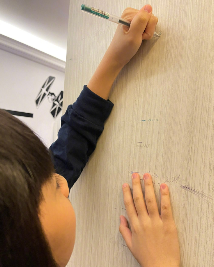 林志颖|Kimi身高离林志颖只差一个手机吸引热议 我却留意小可爱侧脸