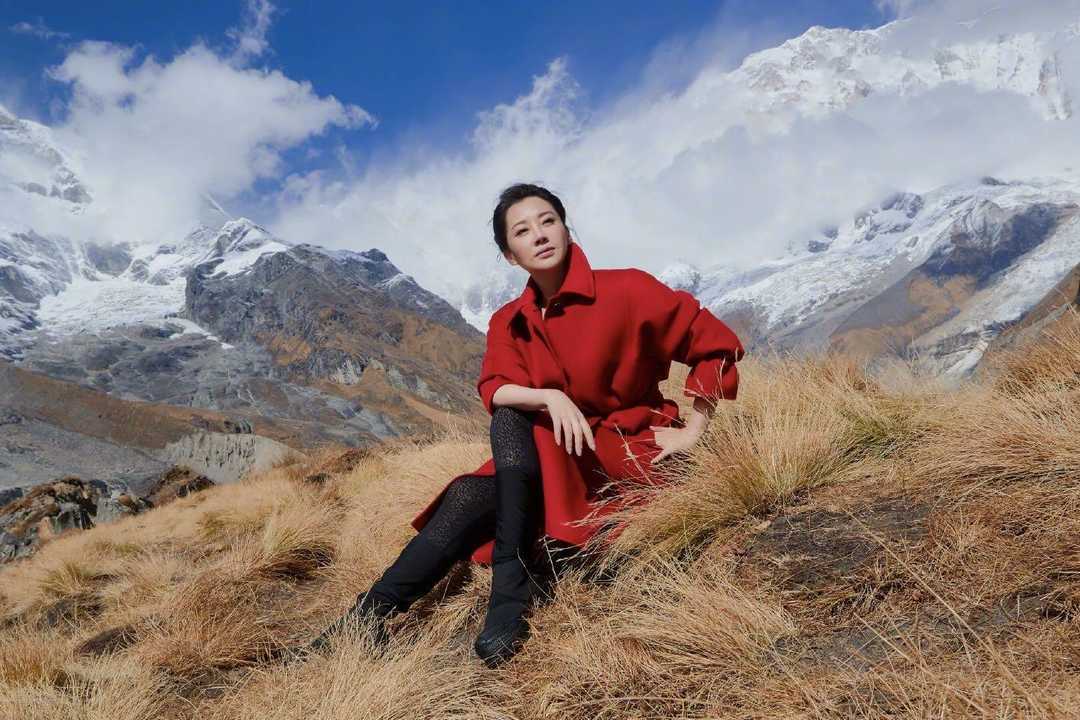 许晴真是自带一种高级感，穿红色大衣非但不俗