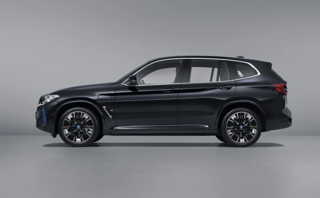 新BMW iX3 | 焕然一新，「i」不释手