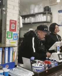 搞笑gif神评:别哭了,快把眼泪擦干