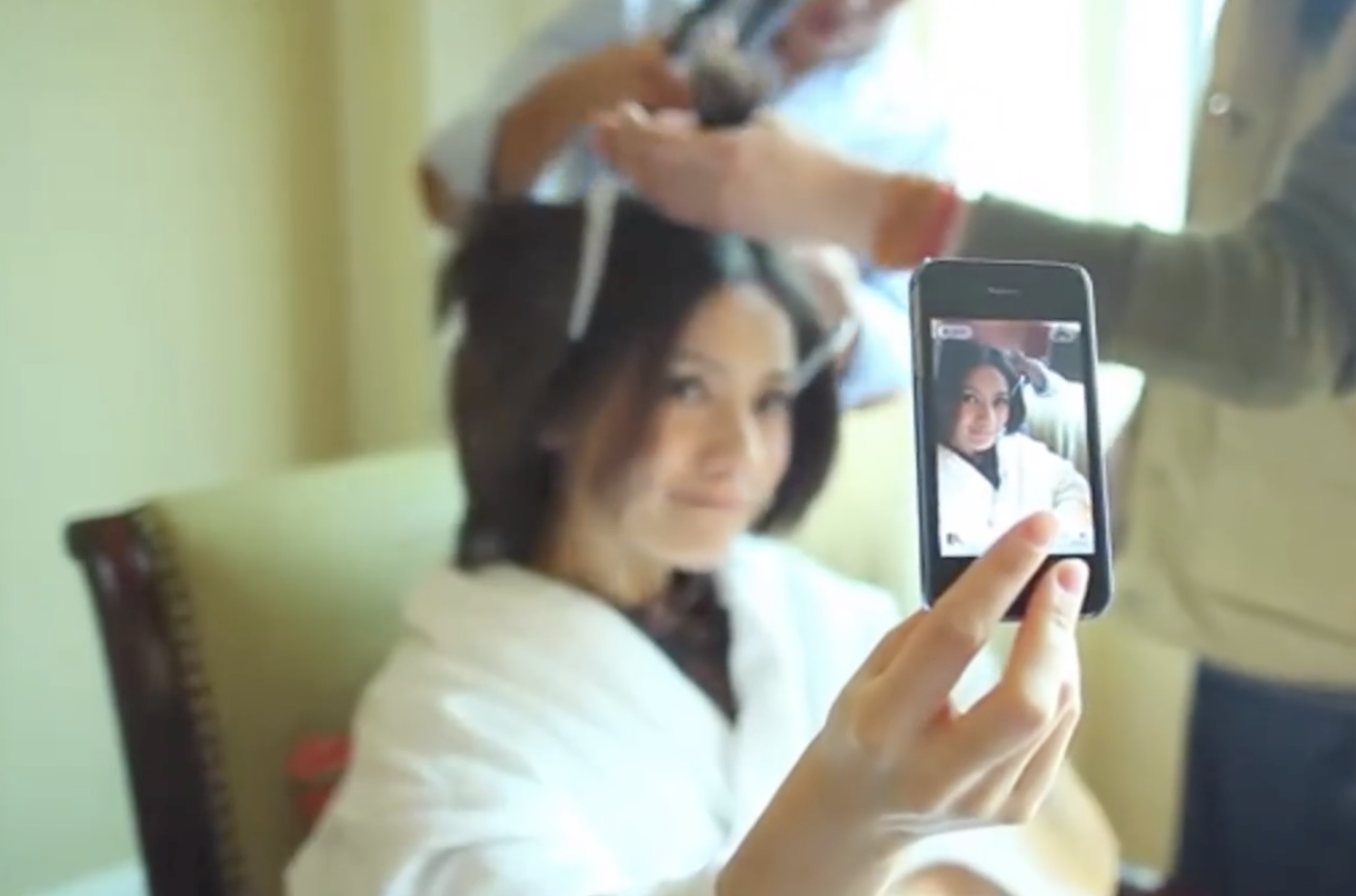 沙溢曬證件照慶祝結婚十週年，曾在婚禮現場穿婚紗熱舞太經典