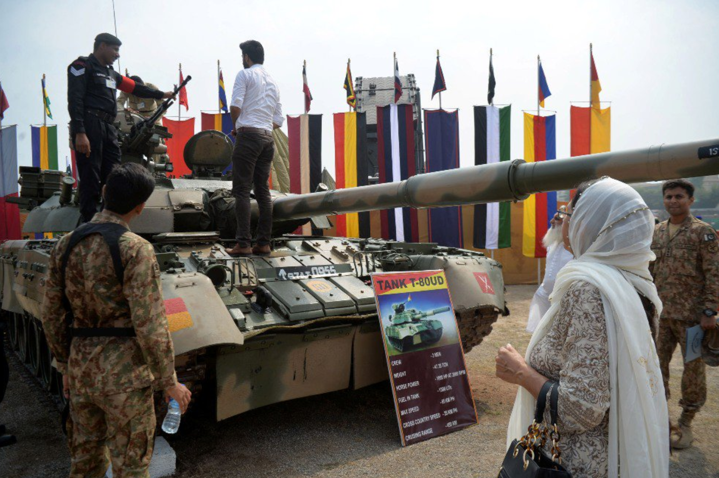 T-80UD卖巴基斯坦让印军压力上涨，俄罗斯推销T-90赚钱