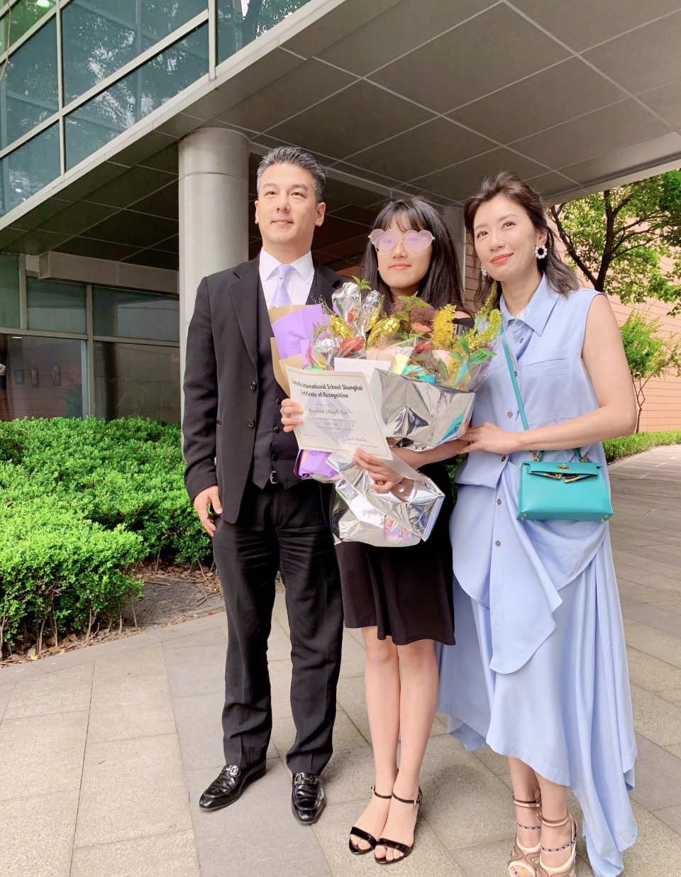 梧桐妹曬全家福身高已超賈靜雯，咘咘波妞穿搭太老氣全靠顏值支撐