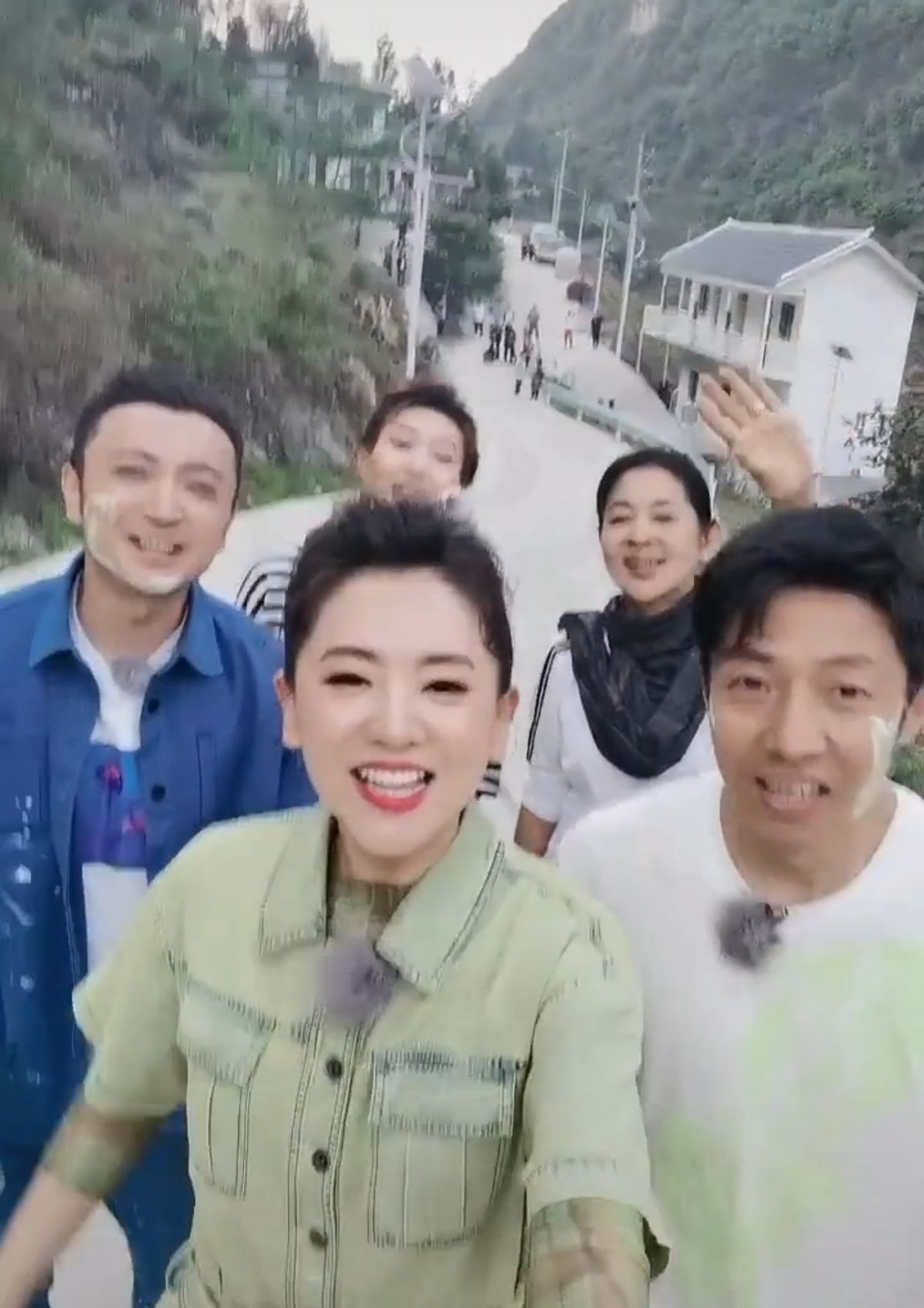 撒贝宁李梓萌等人齐聚一堂，倪萍脸又消瘦了一圈，还被挤到边上？