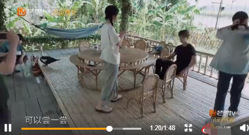 任嘉伦对谭松韵就是不一样，《向往的生活》偷