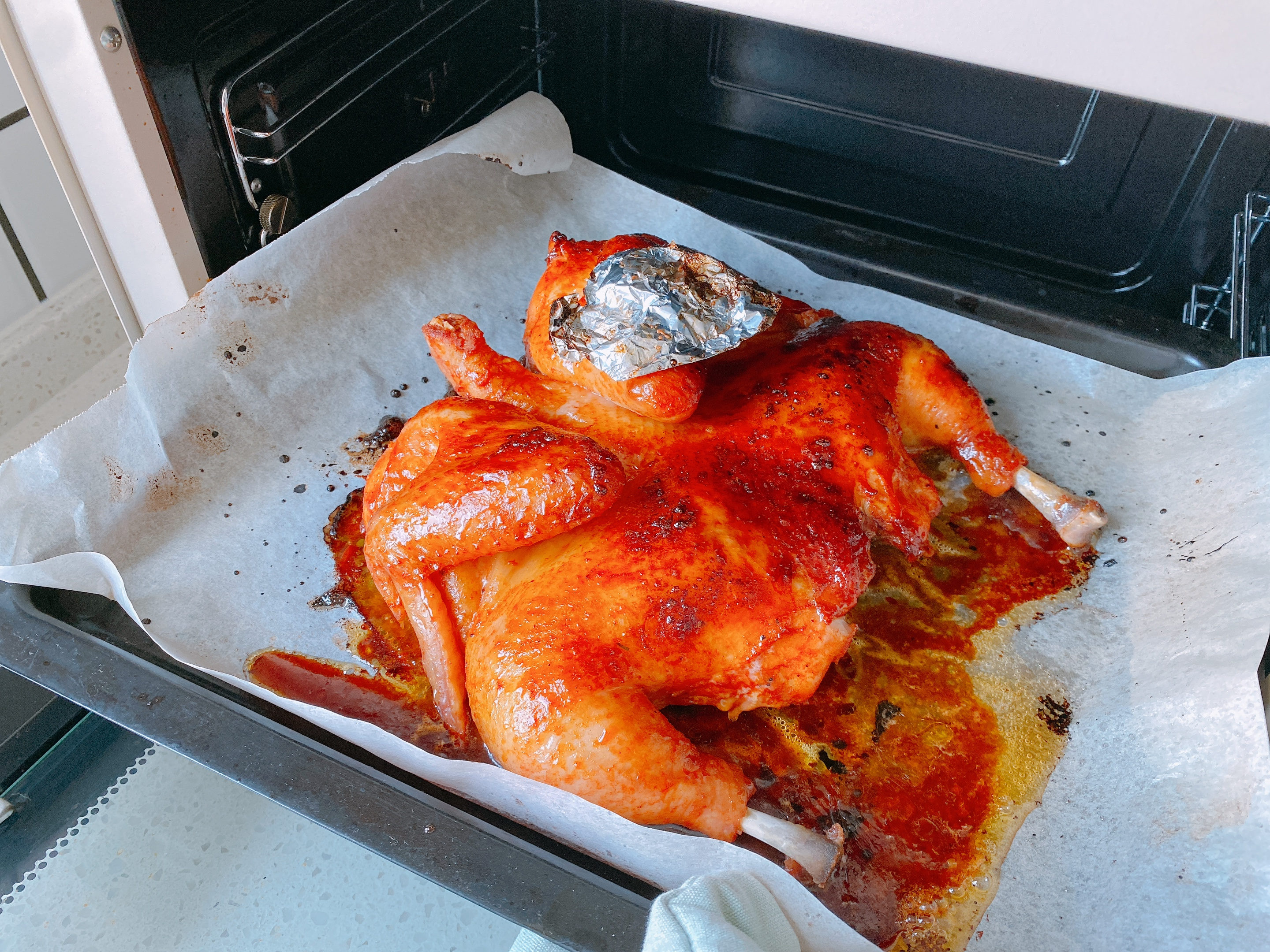 最简单的烤鸡，家里有烤箱的要试试，1个重点，皮酥肉嫩还爆汁