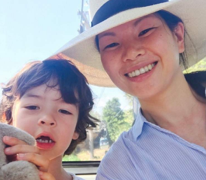 她是中国第一丑模，误打误撞嫁给法国富豪，8岁儿子酷似贵族王子