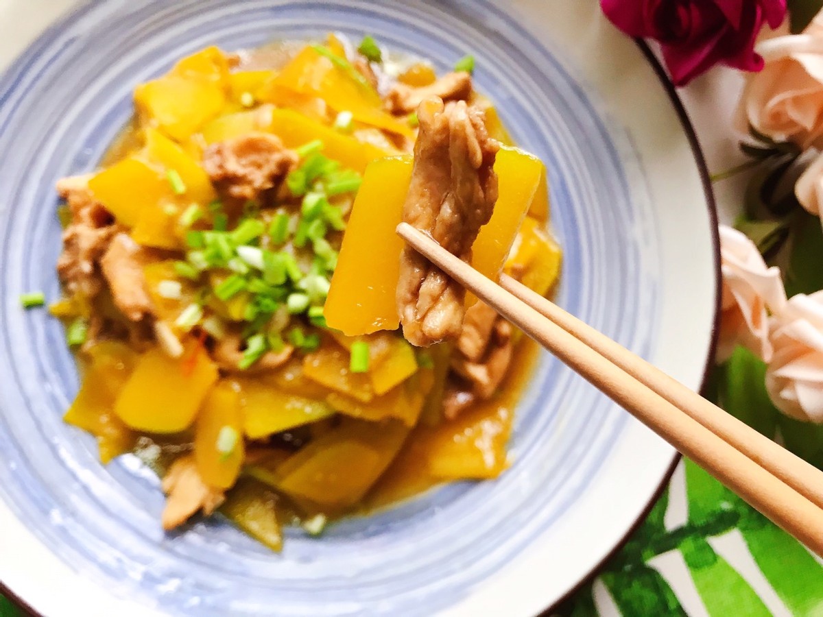 家常蚝油南瓜炒鸡肉片，鲜嫩可口，做法简单，低脂又解馋
