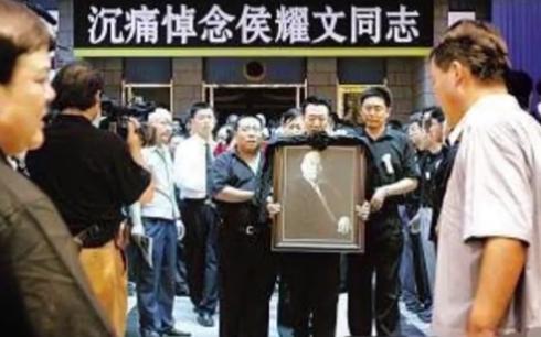 郭德纲连续14年悼念侯耀文，当初遗产争夺引起争