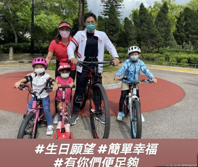 霍启刚夫妇参加音乐会，郭晶晶甜蜜依偎老公肩膀，眼睛笑出月牙状