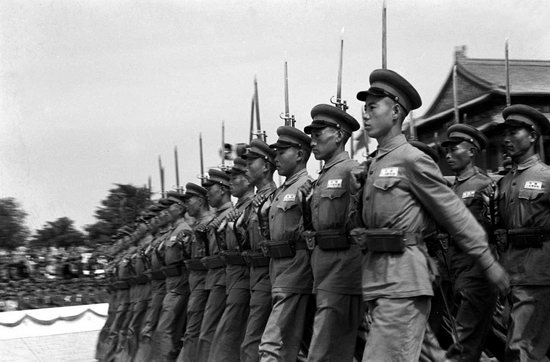 老照片：1950年新中国首次国庆大阅兵珍贵旧影，每一张都值得收藏