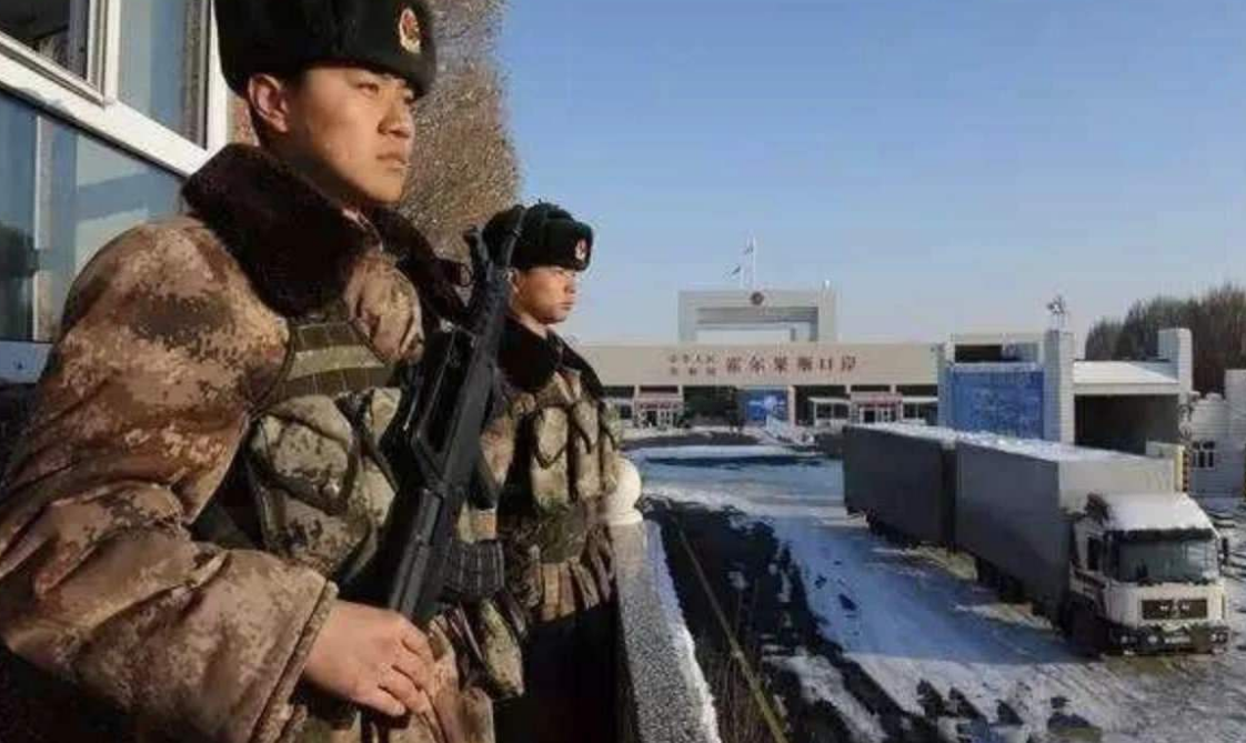 中国士兵站岗时，为什么两人只有一把枪？20多年前血的教训