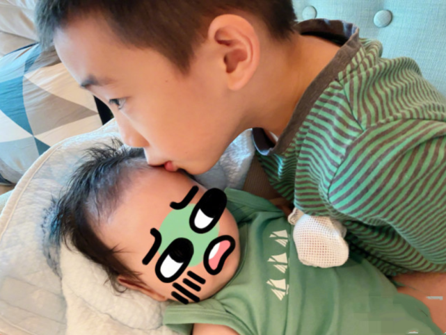 陳小春曬全家福賀新年，二胎兒子正臉首曝光，和哥哥長得超像