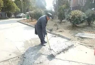 「路面壞了壞」物業(yè)是否有責(zé)任維修小區(qū)路面？