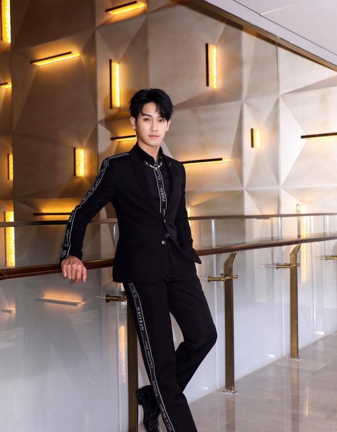 赵雅芝小儿子现身街头，颜值高获美女围观合影，还邀请网红回家玩