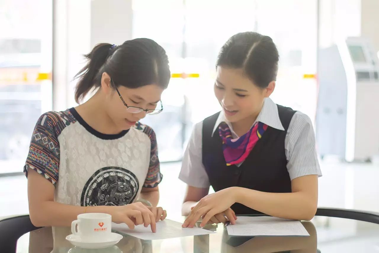 银行正式员工一年收入有多少？说几个真实的例子