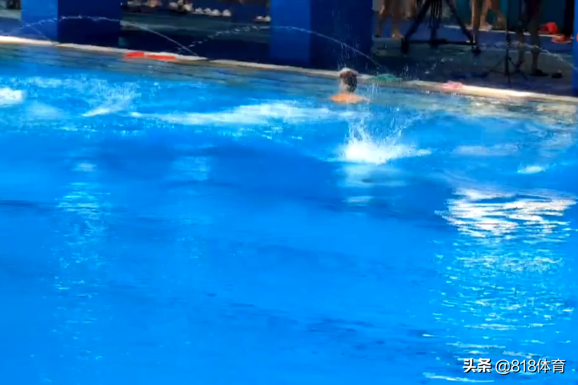 排面!全红婵全运会训练引20人10米台围观,伸脖子往下看水花消失术
