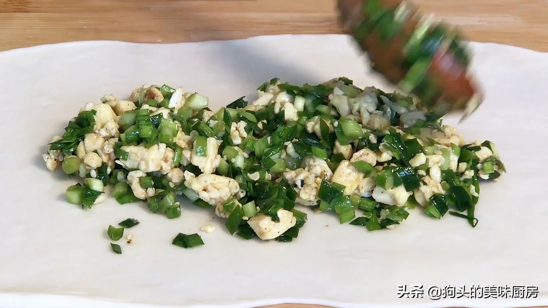 韭菜加豆腐，我家隔三天吃一次，外酥里嫩，飯店都吃不到，太香了