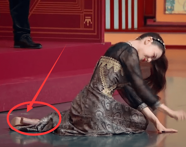 女星为啥都喜欢穿长裙？吉娜上《王牌》，无意看清鞋子，真相了