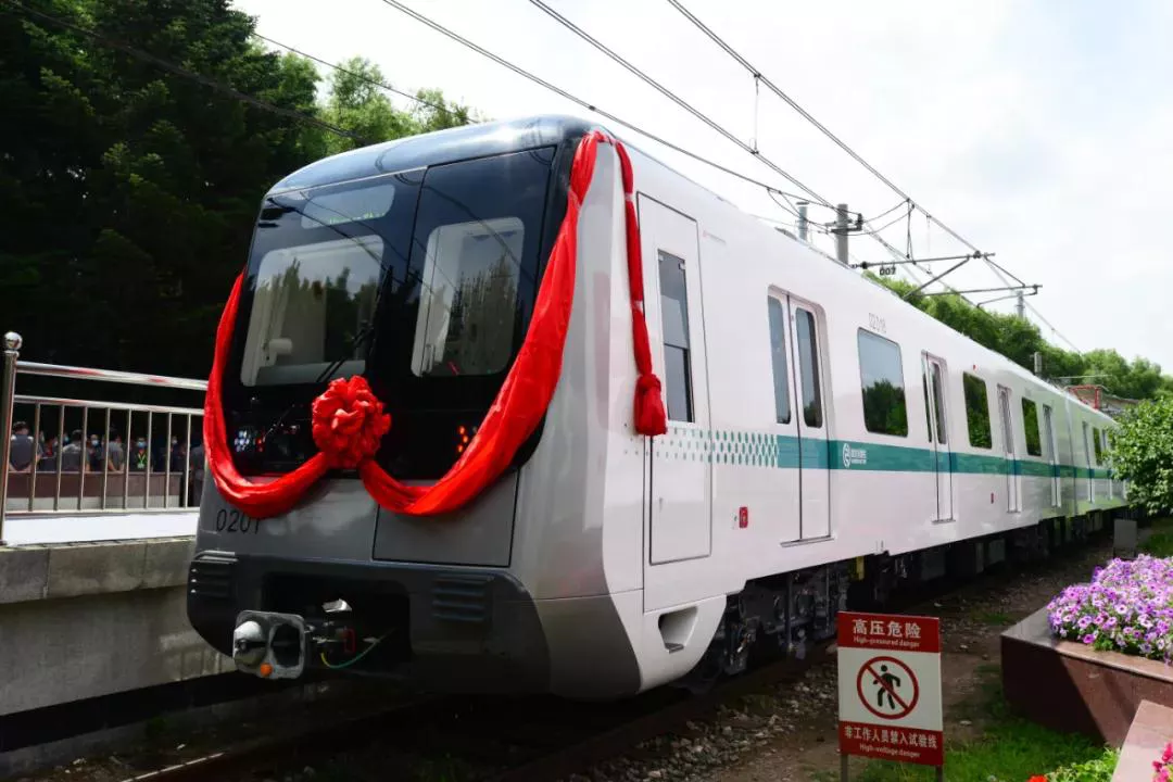 哈尔滨地铁2号线首列车正式亮相 搭载多项创新应用