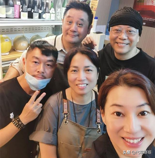 他是TVB金牌绿叶，出道30多年薪水不高，如今51岁转行开肉铺