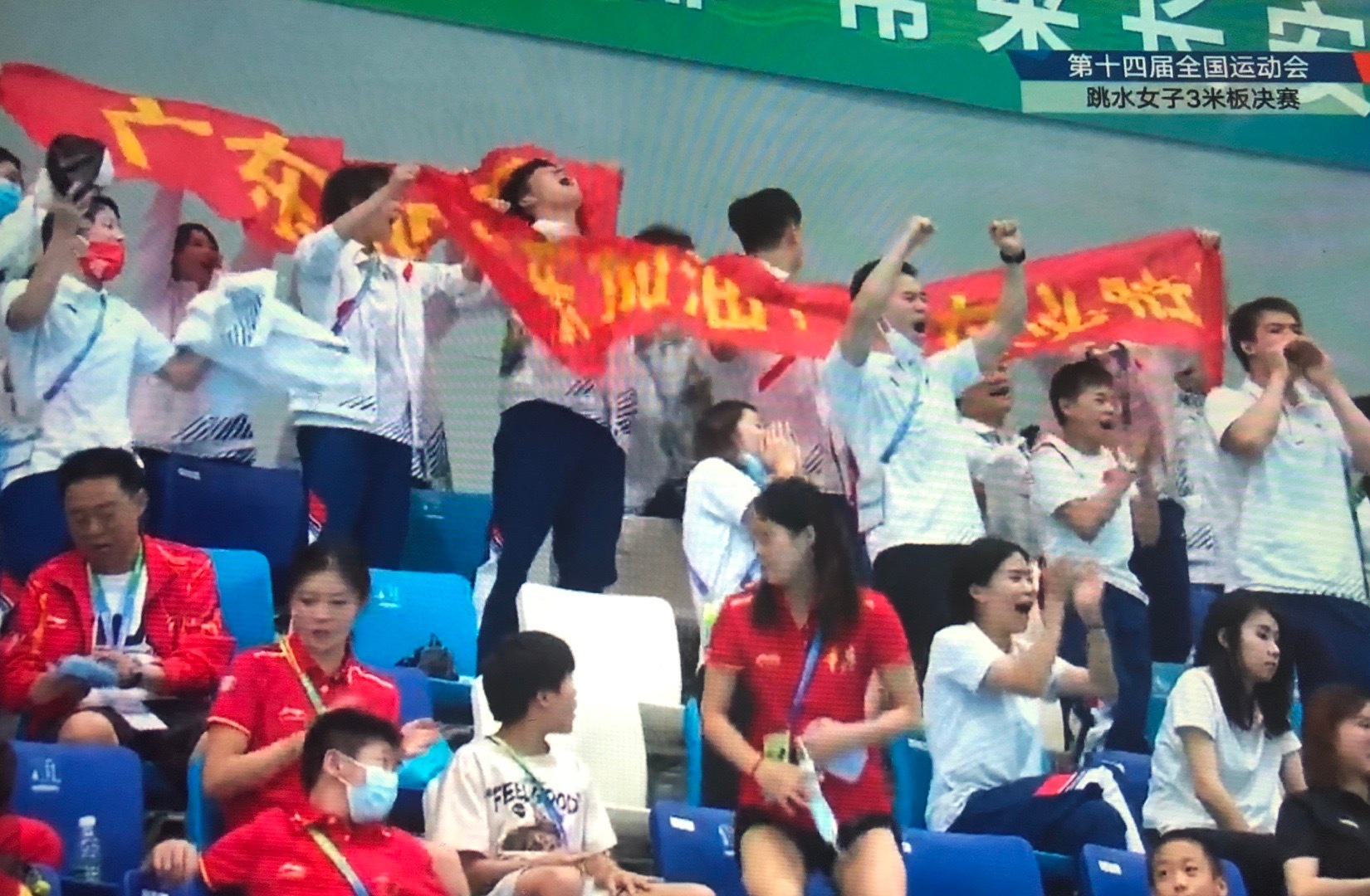 全红婵小卖部出炉！裤兜背包狂掏零食给队友，看比赛忙签名太火了