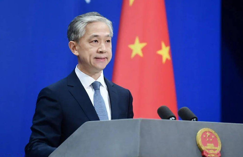菅义伟辞职的幕后真相曝光？央视解读一针见血，汪文斌立场鲜明