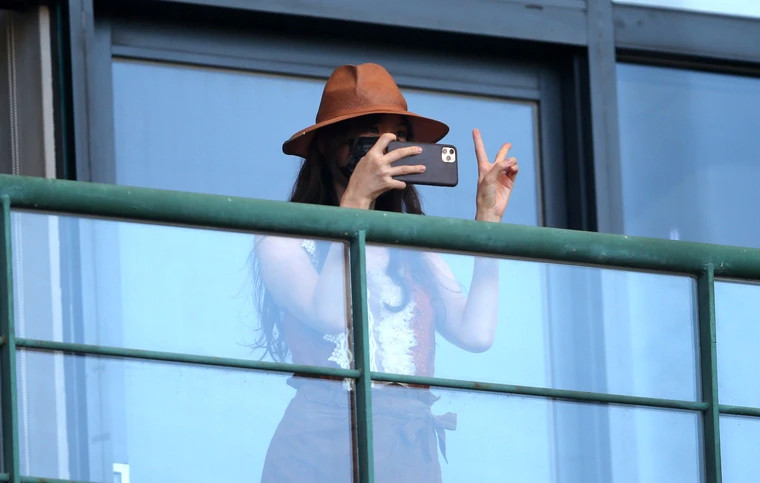 现身|林志玲低调现身看丈夫打球 戴着帽子和口罩遮挡面容相当低调