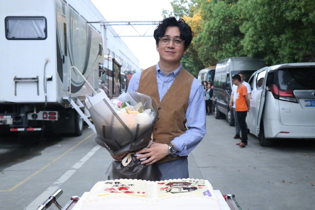 尹姝贻潘粤明外出牵手被拍，潘粤明的造型年轻