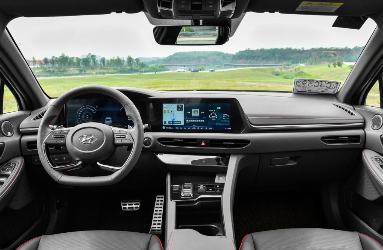 现代索纳塔年轻有活力，2.0T最大240马力，加速给力