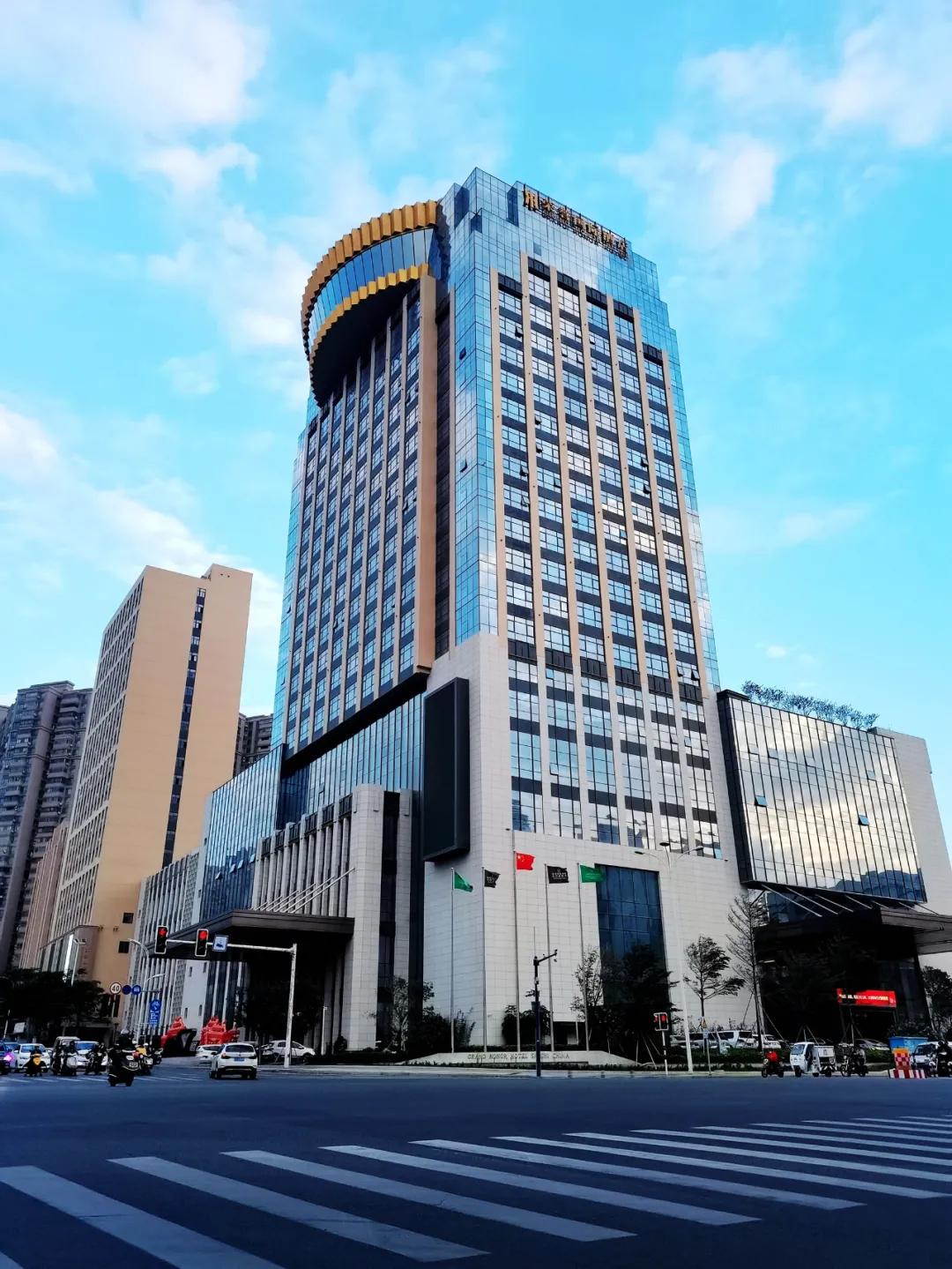 世界最大的云端旋转餐厅荣誉云海旋转餐厅在福建石狮正式营业