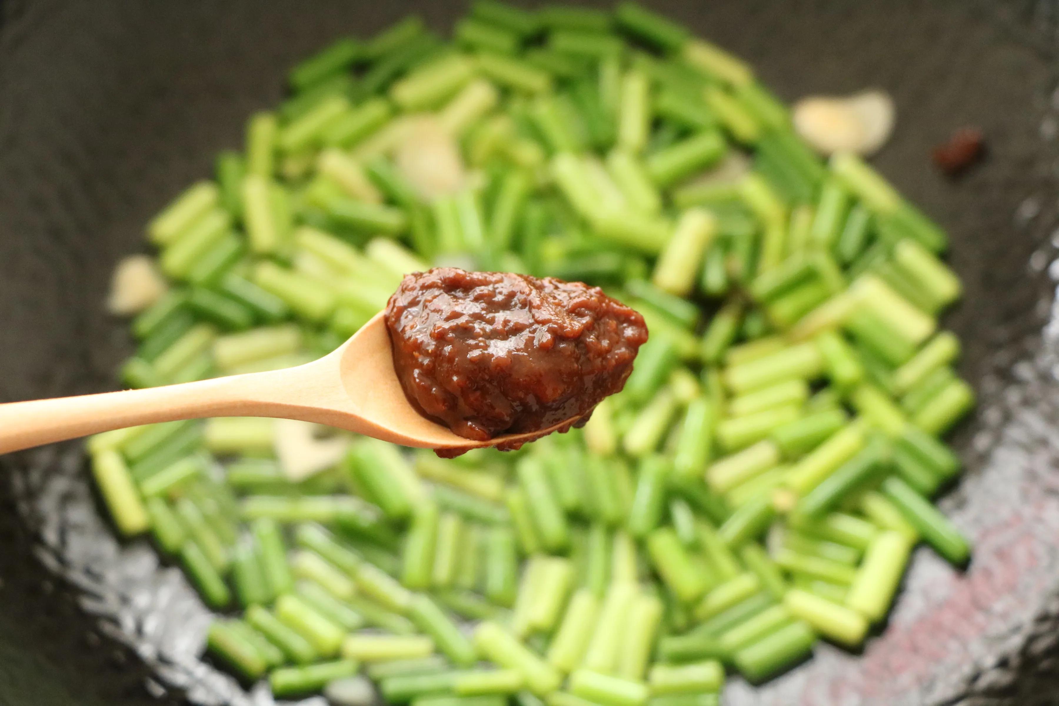 雞蛋和蒜薹的新吃法，醬香美味，鮮嫩好吃，特下飯！ 一定要試試