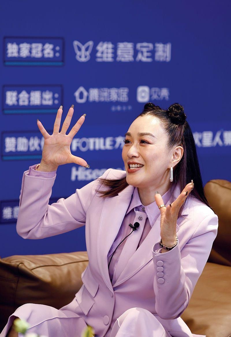 钟丽缇为了扮嫩挺拼的，扎了个“便便头”，但脸上皱纹出卖了年纪