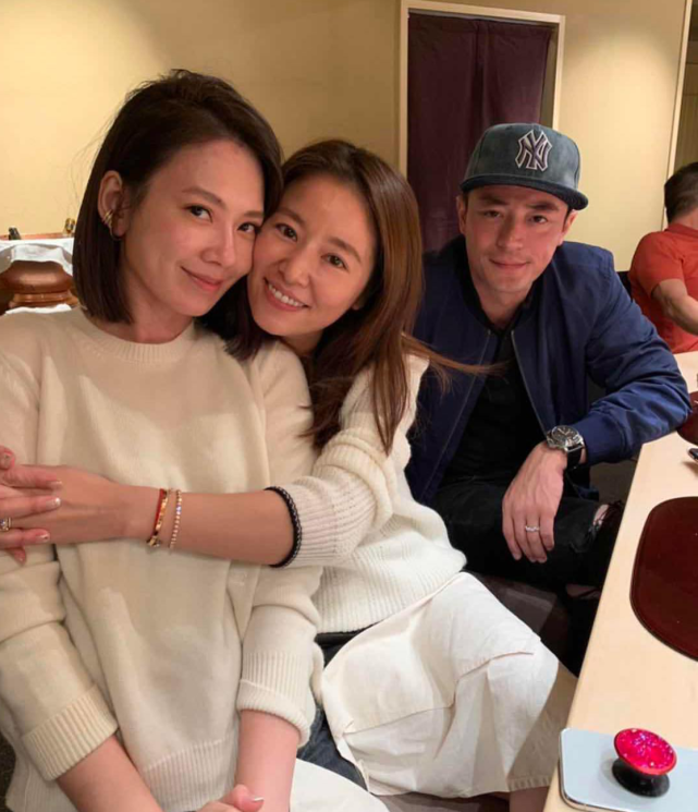 林心如生日宴現場曝光，霍建華秀恩愛，鎖喉式擁抱老婆盡顯佔有欲