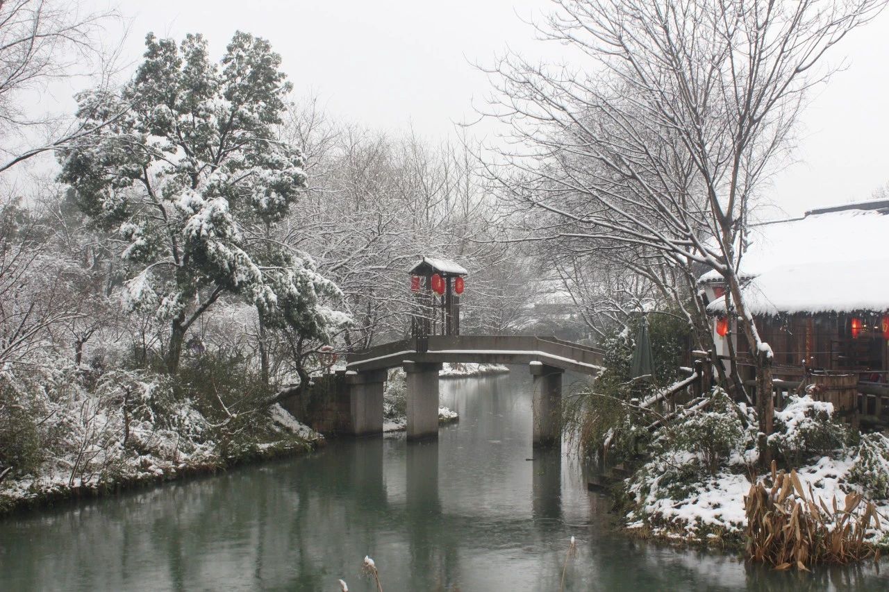 8首咏雪诗词，冬景似春华，莫负好时光-第8张图片-诗句网