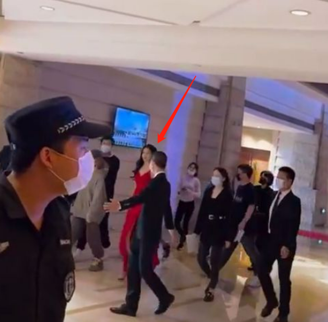 “小富婆”关晓彤近照曝光！一条牛仔裤4万块，腿太长脚踝短一截