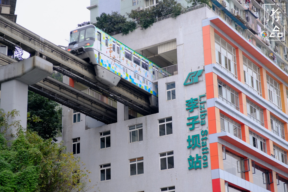 重庆李子坝初步升级，打造游客中心，还只是个网红打卡地吗？