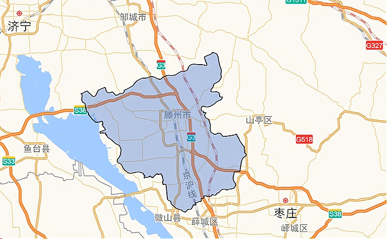 山东一个县级市，由枣庄代管，建在一条湖边，总人口168万